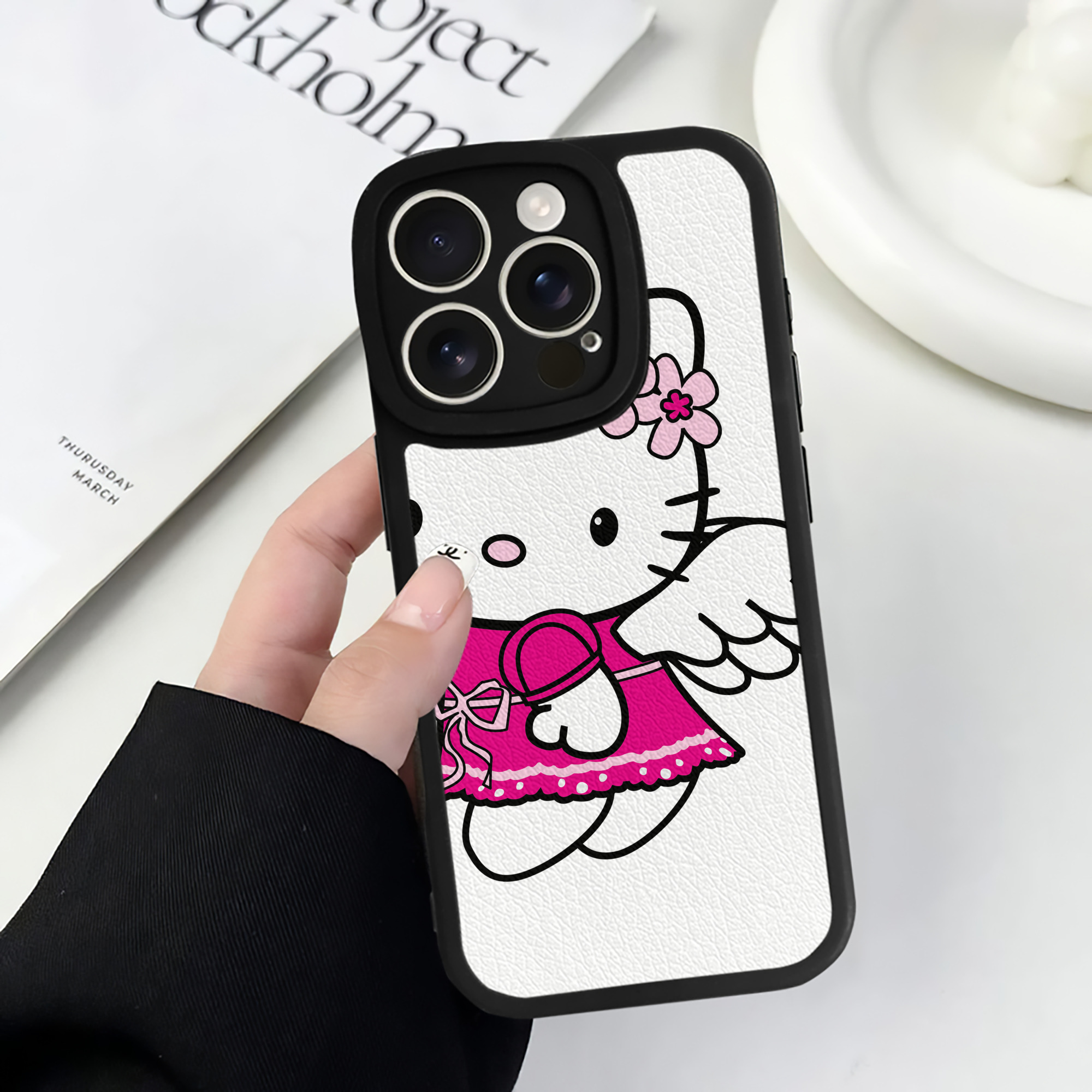 （画像用） Hello Kitty ハローキティ 【iPhone 16シリーズ対応】シリコンスマホケース（レザー調） 材質：シリコン